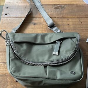 Lululemon All Night Festival Bag 5L in olive green/gold